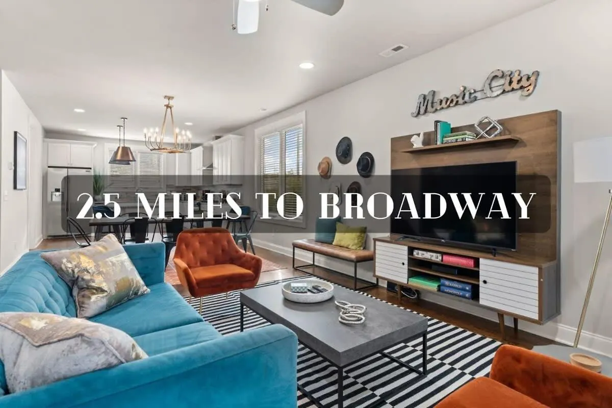Holiday home 2 Chic Townhomes Near Geodis Sleeps 22 Nashville